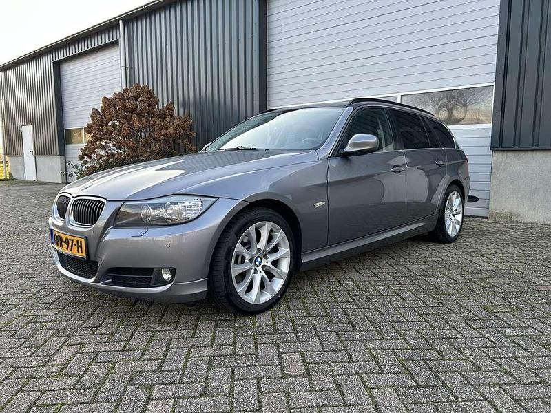 Grijs Occasion 2009 BMW 325 Stationwagen | € 8.495 (Eerlijke prijs) - Afbeelding 1/4