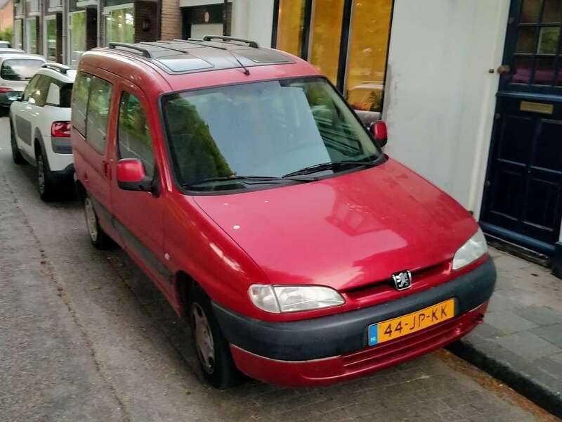 Rood Gebruikt 2002 Peugeot Partner MPV | € 4.000 - Afbeelding 1/4