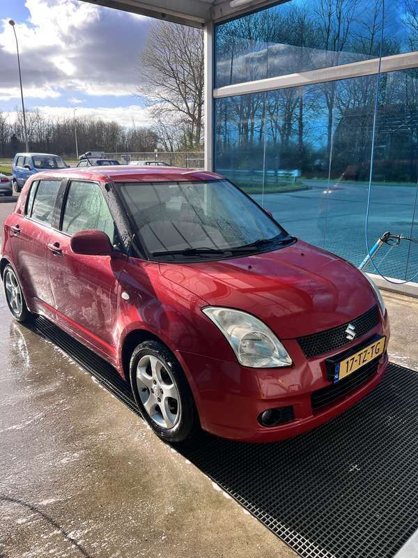 Rood Gebruikt 2007 Suzuki Swift Hatchback | € 1.500 (Eerlijke prijs) - Afbeelding 1/4