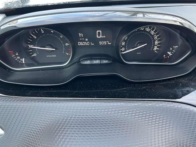 Grijs Occasion 2019 Peugeot 2008 Active SUV | € 10.000 (Super prijs) - Afbeelding 1/4