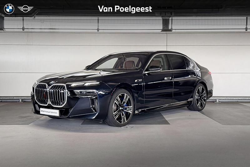 M carbonschwarz metallic (zwart metallic) Gebruikt 2025 BMW M760e Comfort Edition Sedan | € 133.900 - Afbeelding 1/4