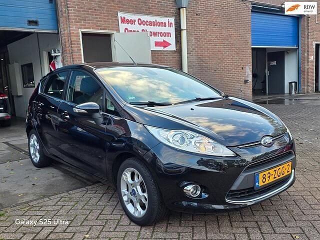 Zwart Gebruikt 2012 Ford Fiesta Titanium Hatchback | € 2.999 (Goede deal) - Afbeelding 1/4