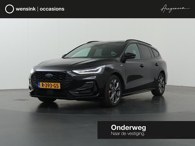 Zwart Gebruikt 2022 Ford Focus ST-Line Stationwagen | € 19.235 (Eerlijke prijs) - Afbeelding 1/4