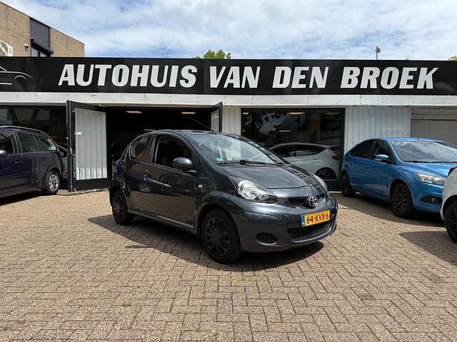 Grijs Gebruikt 2010 Toyota Aygo Comfort Hatchback | € 4.945 (Eerlijke prijs) - Afbeelding 1/4