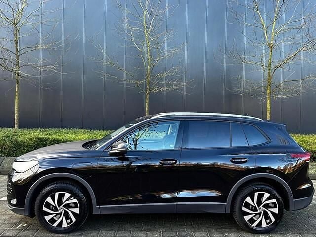 Zwart (metallic) Occasion 2025 VW Tiguan Edition SUV | € 41.900 (Super prijs) - Afbeelding 1/4
