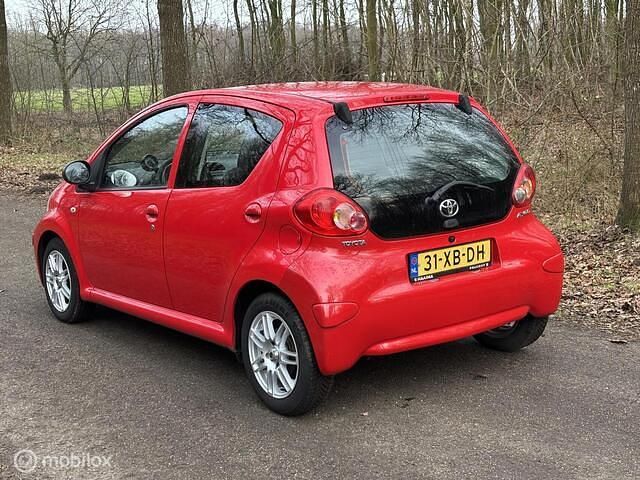 Occasion Toyota Aygo 68 PK (50 kW) 2007 Rood Hatchback