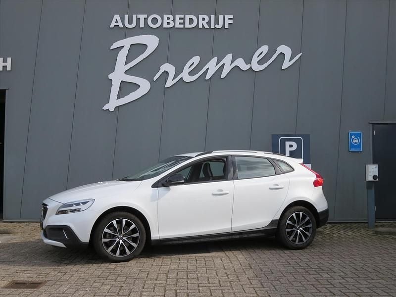 Wit Gebruikt 2019 Volvo V40 CC Stationwagen | € 18.950 (Eerlijke prijs) - Afbeelding 1/4
