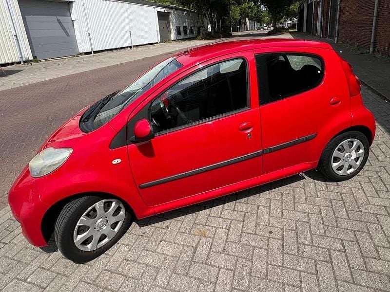 Rood Gebruikt 2009 Peugeot 107 Hatchback | € 2.400 (Goede deal) - Afbeelding 1/4