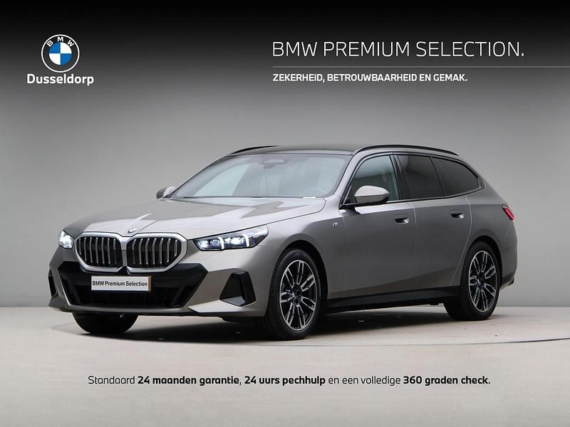 Grijs, metallic lak Gebruikt 2025 BMW 520 M Sport Stationwagen | € 64.950 - Afbeelding 1/4