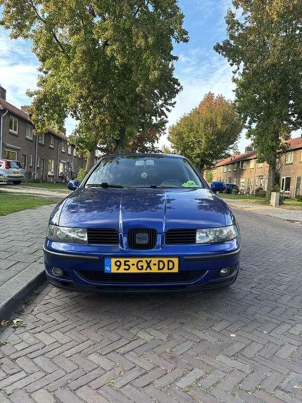 Blauw Gebruikt 2001 Seat Leon Sport Hatchback | € 2.200 (Goede deal) - Afbeelding 1/4