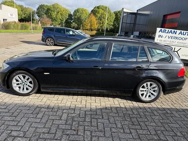 Zwart Gebruikt 2010 BMW 318 Stationwagen | € 2.850 (Eerlijke prijs) - Afbeelding 1/4