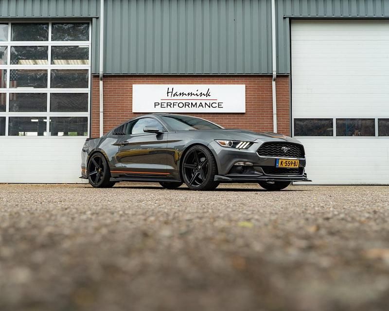Grijs (metallic) Gebruikt 2015 Ford Mustang Fastback Coupé | € 28.900 (Eerlijke prijs) - Afbeelding 1/4