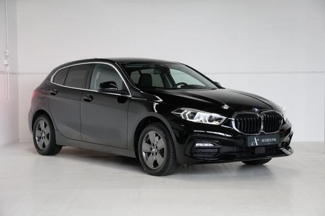 Zwart Gebruikt 2022 BMW 118 Executive Hatchback | € 23.990 (Eerlijke prijs) - Afbeelding 1/4