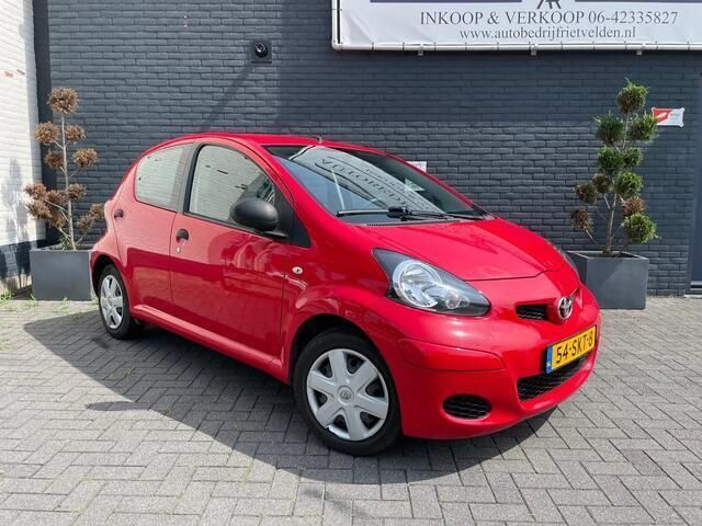 Occasion Toyota Aygo 68 PK (50 kW) 2011 Rood Hatchback