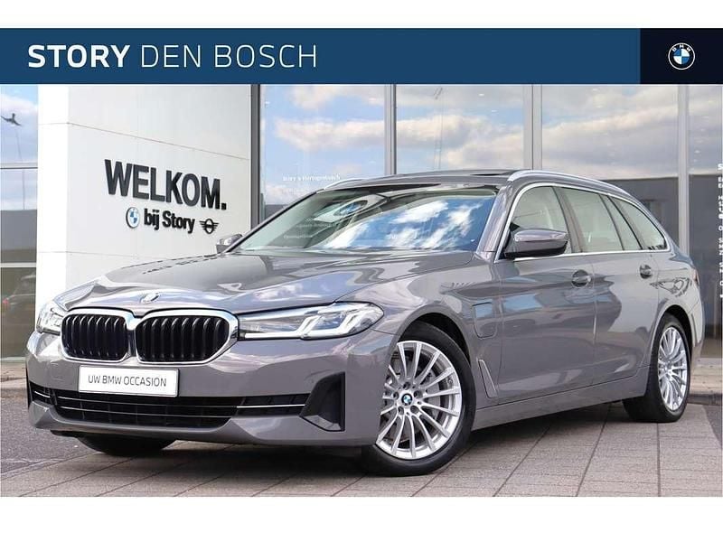 Grijs Gebruikt 2021 BMW 530e Executive Stationwagen | € 35.450 (Eerlijke prijs) - Afbeelding 1/4