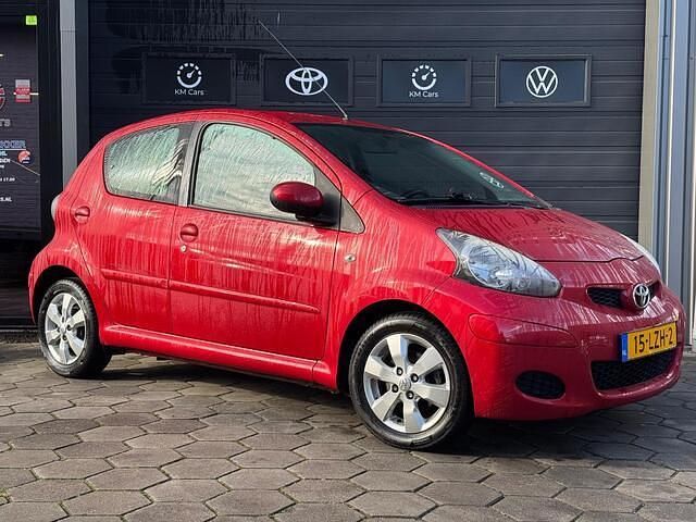 Occasion Toyota Aygo 68 PK (50 kW) 2010 Rood Hatchback