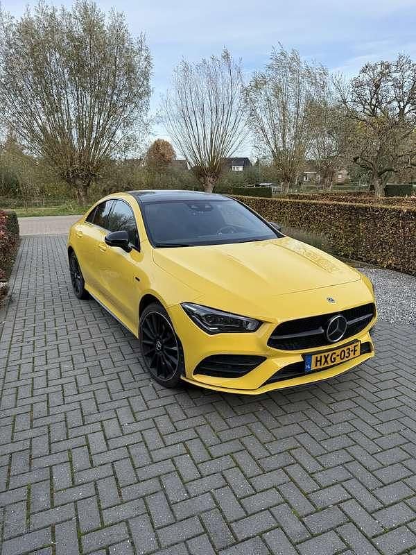 Occasion Mercedes CLA250 Premium Plus 160 PK (117 kW) 2021 Geel Sedan