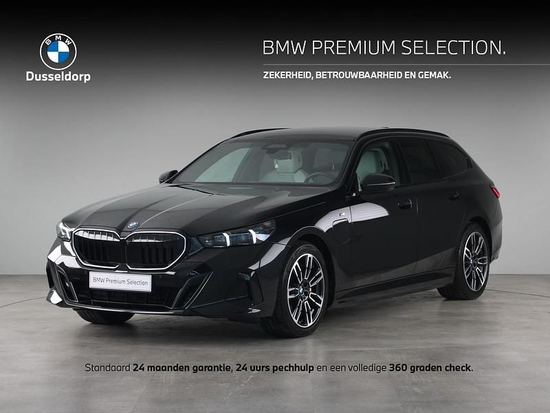 Zwart Occasion 2025 BMW 550e M Sport Stationwagen | € 79.950 (Eerlijke prijs) - Afbeelding 1/4