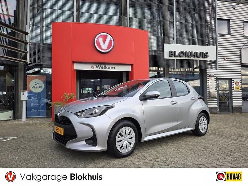 Grijs Gebruikt 2023 Toyota Yaris Active Hatchback | € 20.190 (Eerlijke prijs) - Afbeelding 1/4