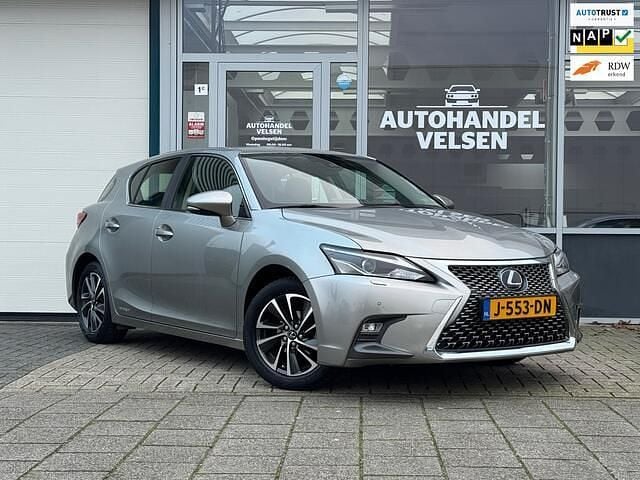 Grijs Gebruikt 2020 Lexus CT200h Business Edition Hatchback | € 22.490 (Eerlijke prijs) - Afbeelding 1/4