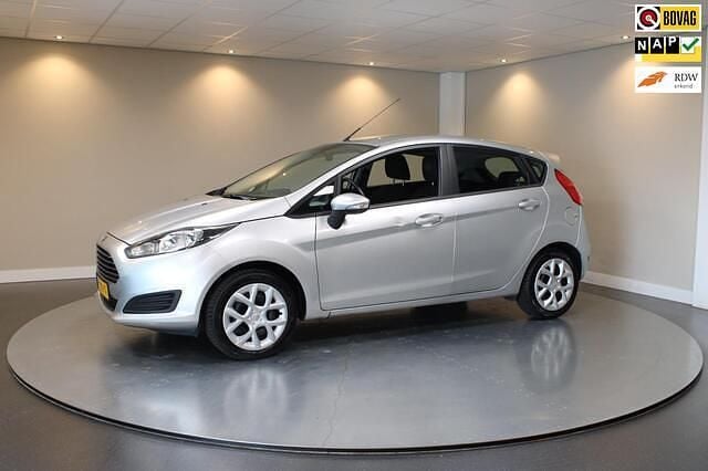 Grijs Gebruikt 2013 Ford Fiesta Style Hatchback | € 5.940 (Eerlijke prijs) - Afbeelding 1/4