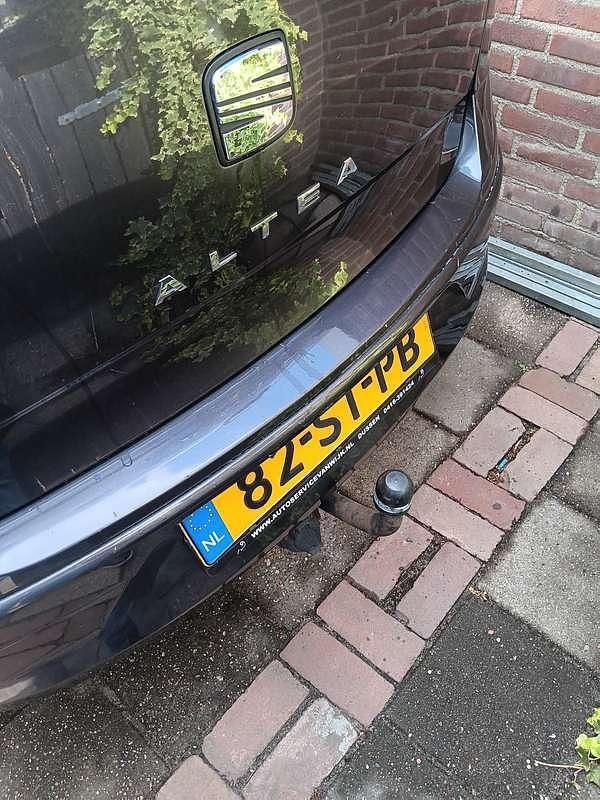 Zilver Gebruikt 2006 Seat Altea Reference MPV | € 2.000 (Eerlijke prijs) - Afbeelding 1/4