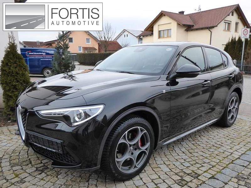 Zwart Gebruikt 2023 Alfa Romeo Stelvio Ti SUV | € 52.895 (Eerlijke prijs) - Afbeelding 1/4