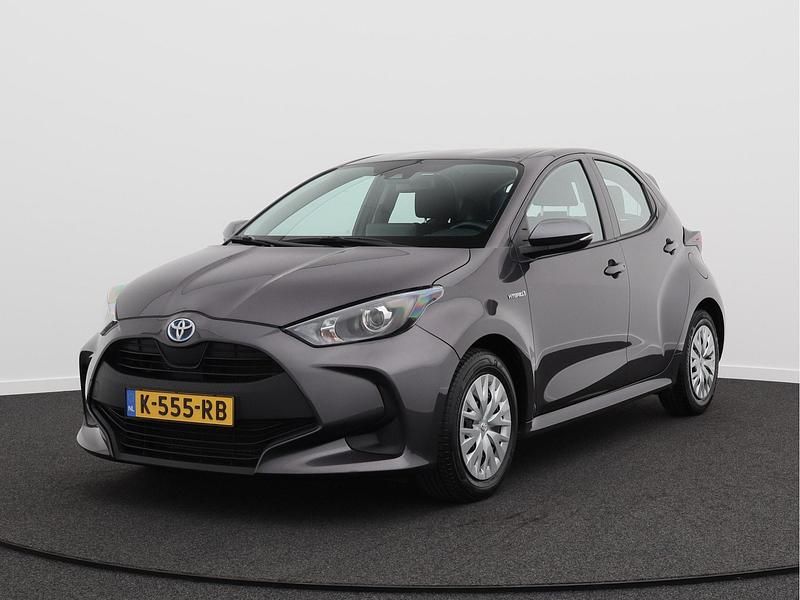 Grijs, metallic lak Gebruikt 2021 Toyota Yaris Active Hatchback | € 18.350 (Eerlijke prijs) - Afbeelding 1/4