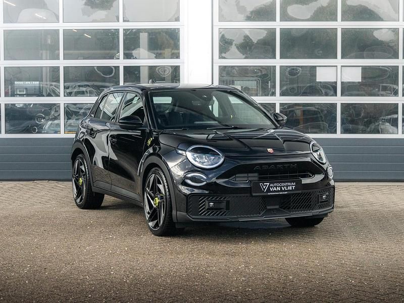 Nieuw Abarth 600e Turismo 11 kW (15 PK) 2025 Zwart SUV