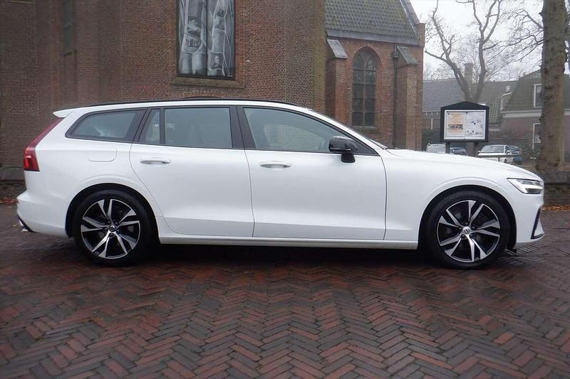 Wit Occasion 2022 Volvo V60 Plus Stationwagen | € 30.900 (Super prijs) - Afbeelding 1/4