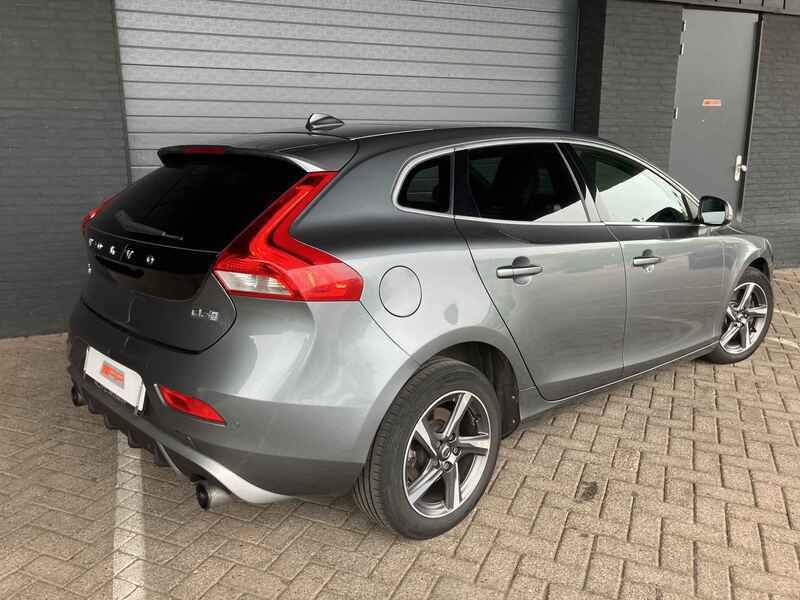 Grijs Gebruikt 2018 Volvo V40 R-Design Stationwagen | € 9.800 - Afbeelding 1/4