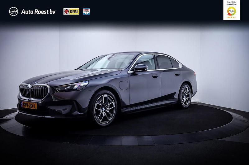 Grijs Gebruikt 2025 BMW 550e Basis Sedan | € 81.125 - Afbeelding 1/4