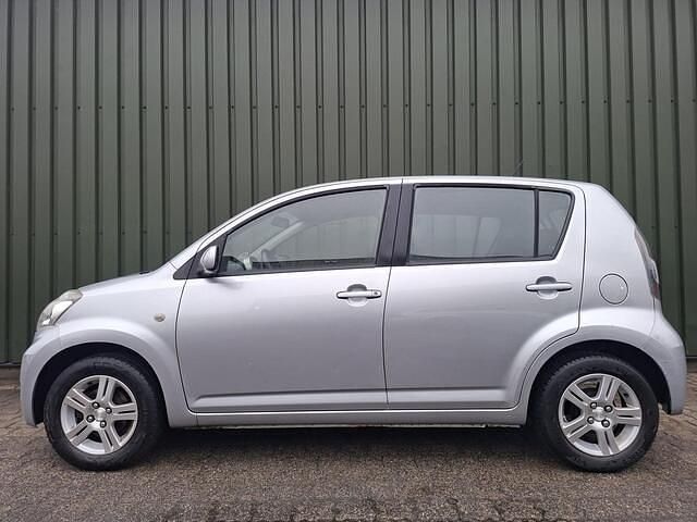 Occasion Daihatsu Sirion 91 PK (66 kW) 2009 Grijs Hatchback