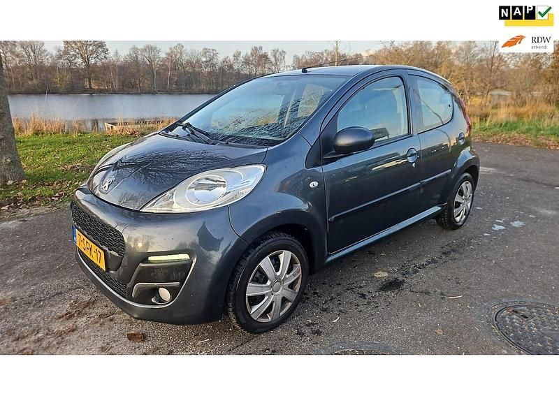 Grijs Gebruikt 2013 Peugeot 107 Active Hatchback | € 1.750 (Eerlijke prijs) - Afbeelding 1/4