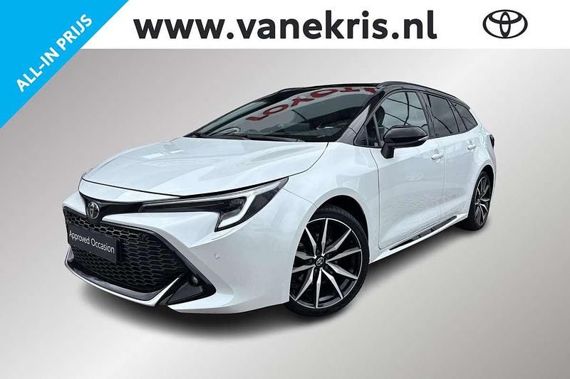 Wit Gebruikt 2024 Toyota Corolla Plus Stationwagen | € 39.900 (Iets duurder) - Afbeelding 1/4