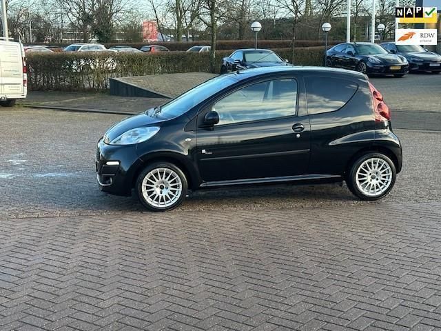 Zwart, metallic lak Gebruikt 2012 Peugeot 107 Hatchback | € 2.950 (Eerlijke prijs) - Afbeelding 1/4