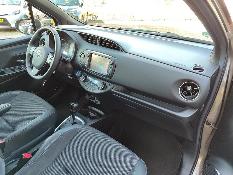 Occasion Toyota Yaris Executive 99 PK (72 kW) 2018 Grijs Hatchback