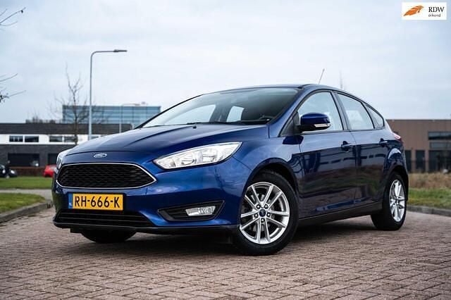 Blauw Occasion 2017 Ford Focus Hatchback | € 8.900 (Eerlijke prijs) - Afbeelding 1/4