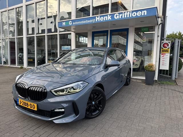 Grijs Gebruikt 2020 BMW 118 Executive Hatchback | € 22.950 (Eerlijke prijs) - Afbeelding 1/4