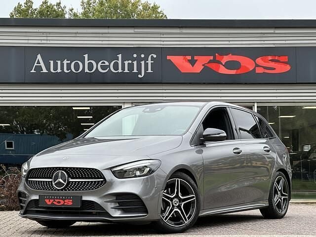 Grijs Gebruikt 2021 Mercedes B200 AMG line MPV | € 25.900 (Eerlijke prijs) - Afbeelding 1/4