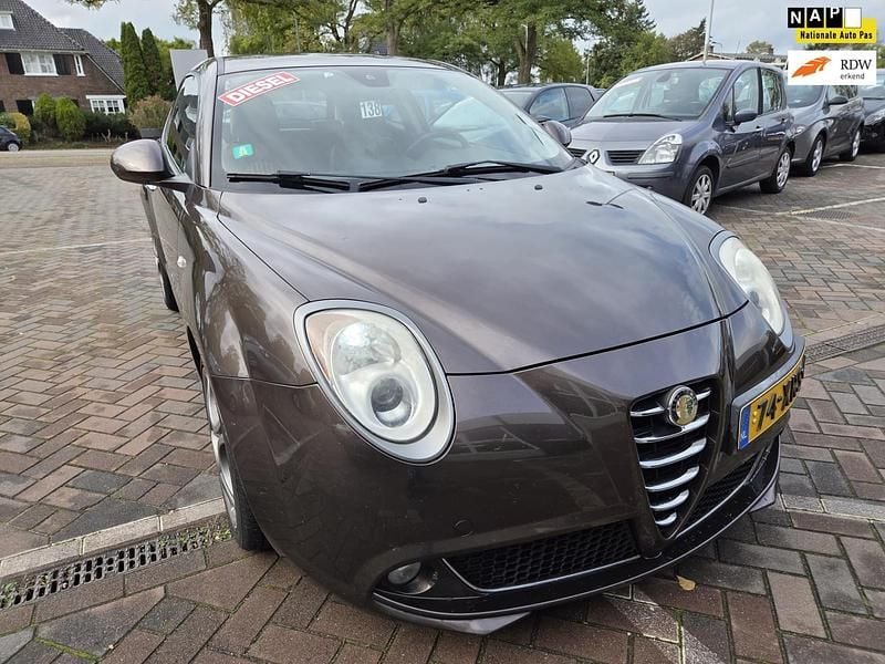 Bruin Gebruikt 2012 Alfa Romeo MiTo Distinctive Hatchback | € 2.399 (Eerlijke prijs) - Afbeelding 1/4