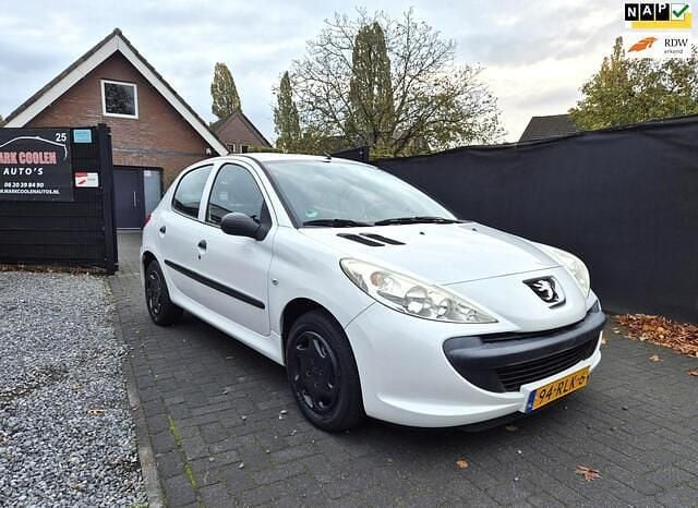 Wit Gebruikt 2011 Peugeot 206+ Hatchback | € 2.399 (Eerlijke prijs) - Afbeelding 1/4