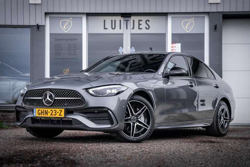 Grijs Gebruikt 2023 Mercedes C300e AMG Sedan | € 46.900 (Super prijs) - Afbeelding 1/4