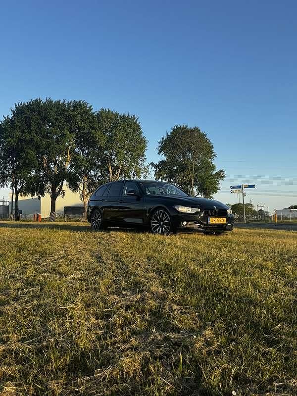 Zwart Gebruikt 2013 BMW 318 Executive Stationwagen | € 11.000 - Afbeelding 1/4