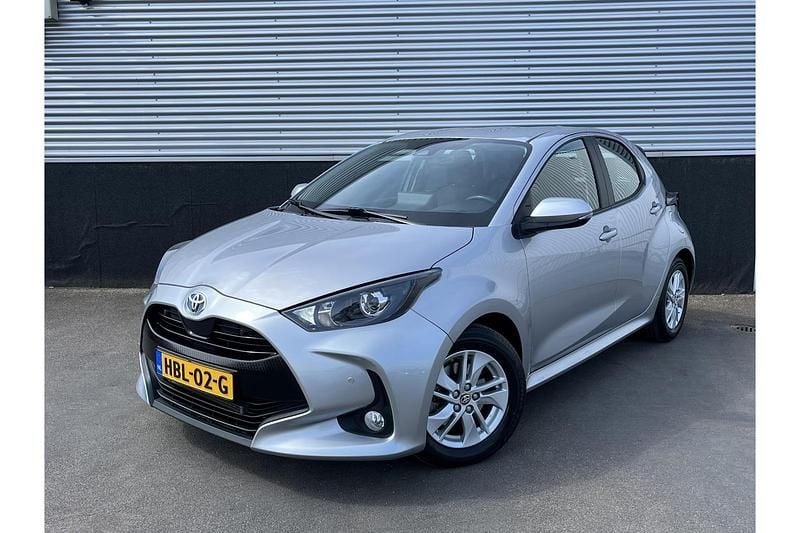 Grijs Gebruikt 2023 Toyota Yaris Hybrid Business Edition Hatchback | € 22.499 (Eerlijke prijs) - Afbeelding 1/1