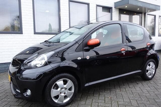 Zwart Occasion 2013 Toyota Aygo Hatchback | € 8.250 (Eerlijke prijs) - Afbeelding 1/4