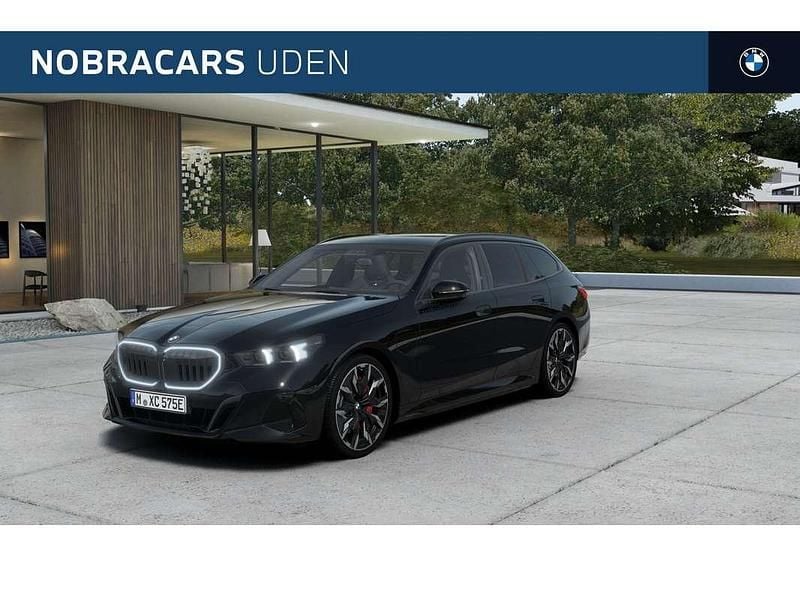Zwart Nieuw 2025 BMW 550e M Sport Stationwagen | € 111.726 (Goede deal) - Afbeelding 1/4