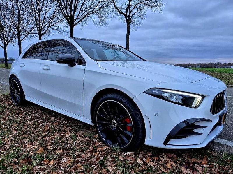 Wit Gebruikt 2022 Mercedes A250 AMG line Hatchback | € 31.900 (Eerlijke prijs) - Afbeelding 1/4