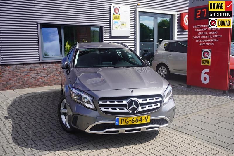 Grijs Gebruikt 2017 Mercedes GLA180 Premium Plus SUV | € 21.435 (Eerlijke prijs) - Afbeelding 1/4