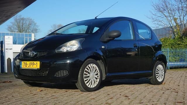 Zwart Gebruikt 2009 Toyota Aygo Hatchback | € 2.450 (Eerlijke prijs) - Afbeelding 1/4